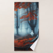 Spooky Herfst bossen met een spook Badhanddoek (Badhanddoek)