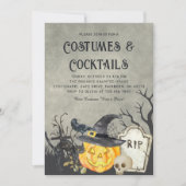 Spooky kostuums en cocktails Halloween Party Kaart (Voorkant)