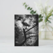 Spooky Raven in Tree Briefkaart (Staand voorkant)