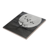 Spooky Ravens Vliegen tegen de Volle Maan Tegeltje (Zijkant)