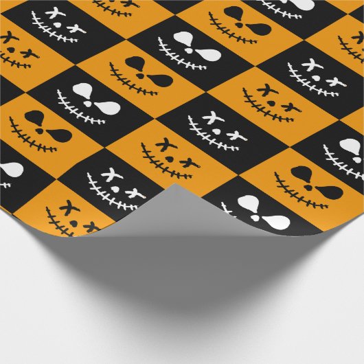 Spooky Stitch Face | Zwarte en Oranje Halloween Cadeaupapier (Hoek)