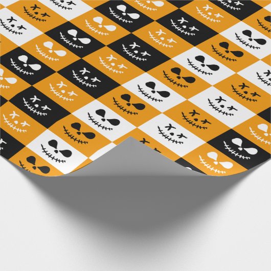Spooky Stitch Face | Zwarte Oranje witte halloween Cadeaupapier (Hoek)