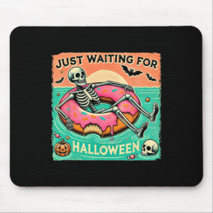 Spooky Summerween Skeleton Wachten Op Halve Muismat