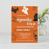 SPOOKY TWEE VERJAARDAG UITNODIGINGEN (Staand voorkant)