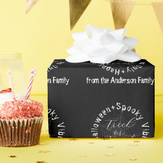 Spooky Vibes Only Zwart-wit Happy Halloween Cadeaupapier (Verjaardagsfeest)