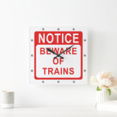 Spoorweg, Let op het treinteken Vierkante Klok (Huis)