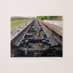 Spoorweg verdwijnt in de verte legpuzzel