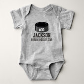 Sportieve Hockey Puck Aangepaste Baby Naam, Nummer Romper (Voorkant)