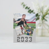 Sporty Guy Modern Bold Script 3 Foto Afstuderen Uitnodiging Briefkaart (Staand voorkant)