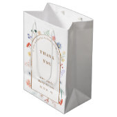 Spring Boho Arch Wildflower Bloemen Baby shower Medium Cadeauzakje (Voorkant Gekanteld)