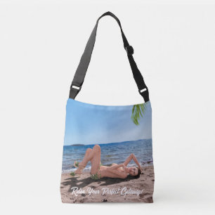 Spring Break Girl Liggend op Sandy Beach Crossbody Tas