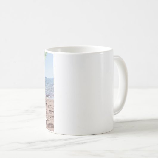 Spring Break Girl Liggend op Sandy Beach Koffiemok (Voorkant rechts)