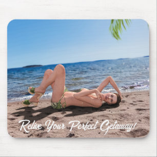 Spring Break Girl Liggend op Sandy Beach Muismat