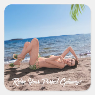 Spring Break Girl Liggend op Sandy Beach Vierkante Sticker