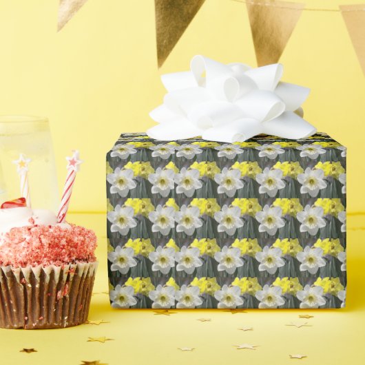 Spring Daffodil Blooms Floral Pattern Cadeaupapier (Verjaardagsfeest)