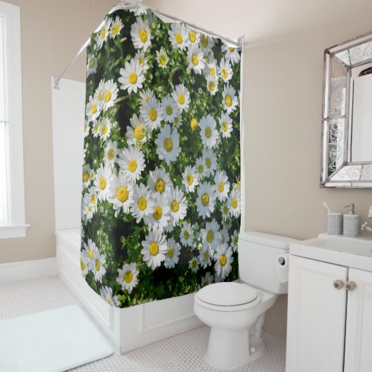 Spring Daisy Field: Serene achtergrond Douchegordijn (In situ)