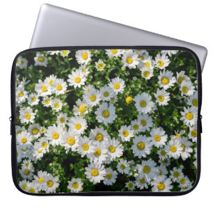 Spring Daisy Field: Serene achtergrond Laptop Sleeve