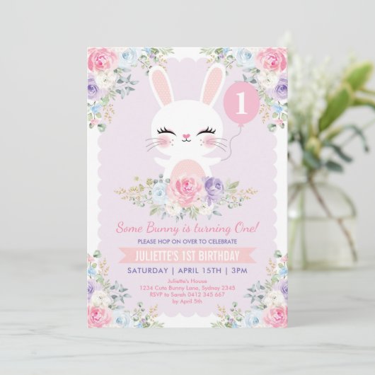 Spring Floral Bunny 1st Birthday Cute Rabbit Party Kaart (Staand voorkant)