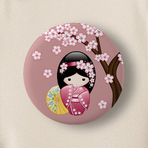 Spring Kokeshi Doll - Stomme Japanse geisha op Roz Ronde Button 5,7 Cm