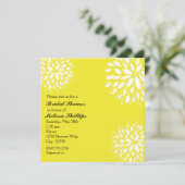 Spring Modern Geel & Wit Bloemen Uitnodiging (Staand voorkant)
