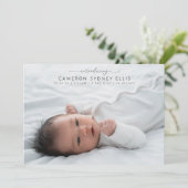 Spring Pastel Sage Green Daisies Baby Foto Birth Aankondiging (Staand voorkant)