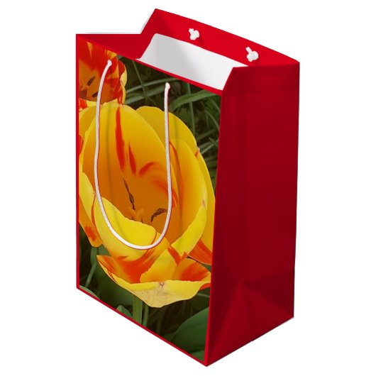 Spring Tulips Gift Bag Medium Cadeauzakje (Achterkant Gekanteld)