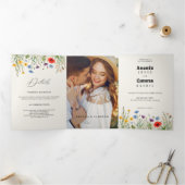 Spring Wild Flower Meadow Wedding Drieluik Aankondiging (Binnen)