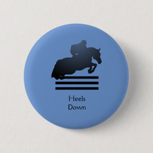  Springruiter die een hindernis neemt.   Ronde Button 5,7 Cm