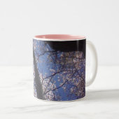 springtijnbomen tweekleurige koffiemok (Voorkant rechts)