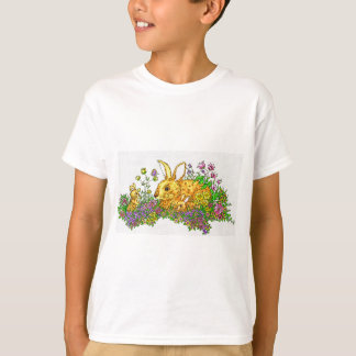 Springtime konijntjes in een bloemenveld t-shirt