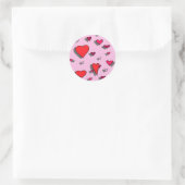 Sprinkles van harten op roze achtergrond ronde sticker (Tas)