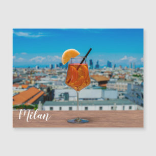 Spritz-cocktail op een tafel met uitzicht van Mila