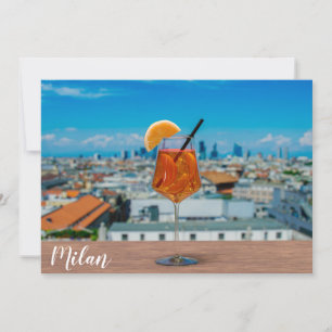 Spritz-cocktail op een tafel met uitzicht van Mila