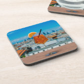 Spritz-cocktail op een tafel met uitzicht van Mila Bier Onderzetter (Linkerzijde)