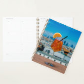 Spritz-cocktail op een tafel met uitzicht van Mila Planner (Display)