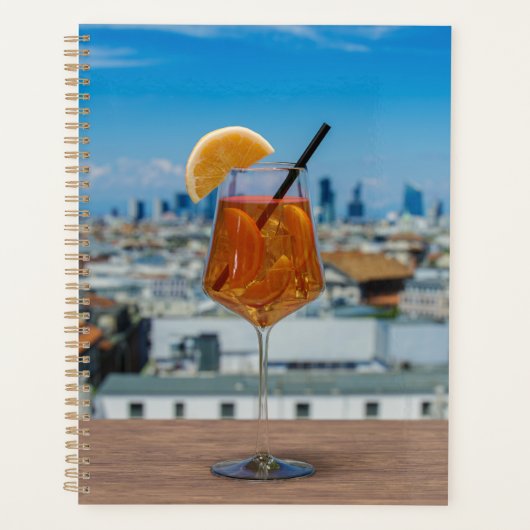 Spritz-cocktail op een tafel met uitzicht van Mila Planner (Voorkant)