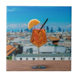 Spritz-cocktail op een tafel met uitzicht van Mila Tegeltje
