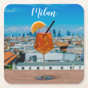Spritz-cocktail op een tafel met uitzicht van Mila Vierkante Kartonnen Onderzetter