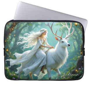 Sprookjesachtige fee en witte hert in betoverd bos laptop sleeve