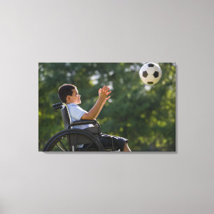 Spuitjongen, 8, in een rolstoel met voetbal canvas afdruk