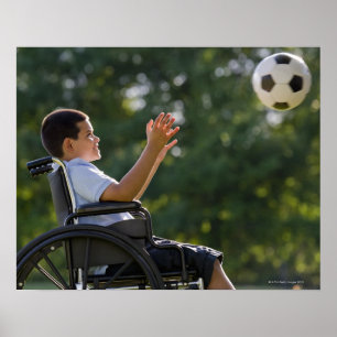 Spuitjongen, 8, in een rolstoel met voetbal poster