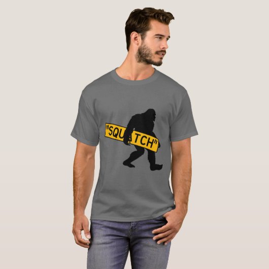 Squatch, Sasquatch, Bigfoot Carrying Squatch Sign T-shirt (Voorkant volledig)