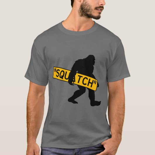 Squatch, Sasquatch, Bigfoot Carrying Squatch Sign T-shirt (Voorkant)