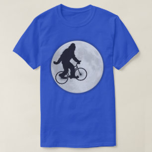 Squatch sur un vélo dans le ciel avec un T-shirt