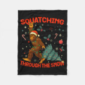 Squatching Through The Snow Funny Bigfoot Rock On Fleece Deken (Voorkant)