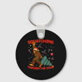 Squatching Through The Snow Funny Bigfoot Rock On Sleutelhanger (Voorkant)