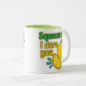 Squeeze Me, I Dare You™ Funny Lemon Mug – Two-Tone (Devant droit)