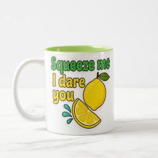 Squeeze Me, I Dare You™ Funny Lemon Mug – Two-Tone Tweekleurige Koffiemok