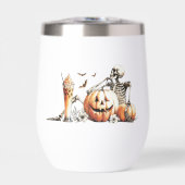 Squelette avec citrouille et boire. Halloween. (Avant)