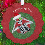 Squelette de Noël amusant tenant des ornements dan<br><div class="desc">Cette carte ornementale pendante a un squelette amusant tenant pour briller des boules ornementales de Noël à ses yeux dans une couronne de pin portant un chapeau de Père Noël sur un arrière - plan rouge festif. Customisez votre texte avec les modèles à l'avant et à l'arrière.</div>